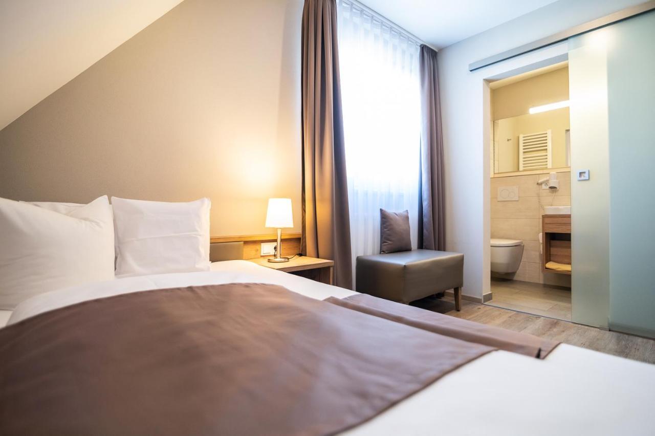 Hotel-Gasthof Neue Post Leutershausen  エクステリア 写真
