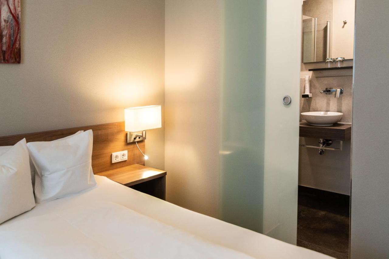 Hotel-Gasthof Neue Post Leutershausen  エクステリア 写真