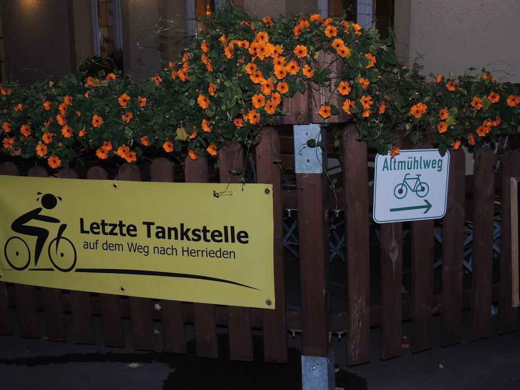 Hotel-Gasthof Neue Post Leutershausen  エクステリア 写真