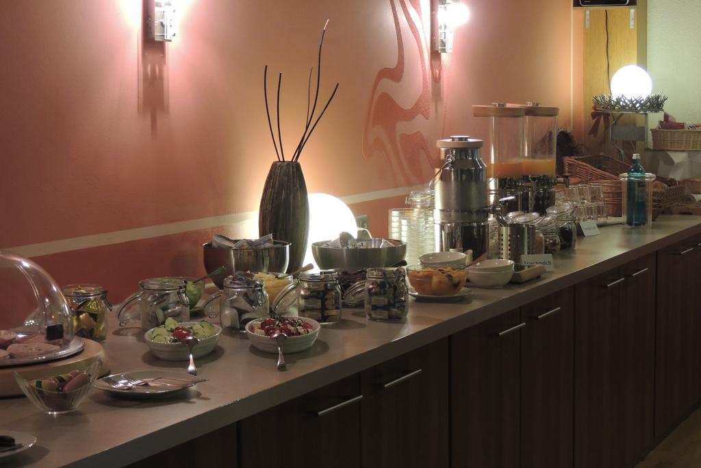 Hotel-Gasthof Neue Post Leutershausen  エクステリア 写真