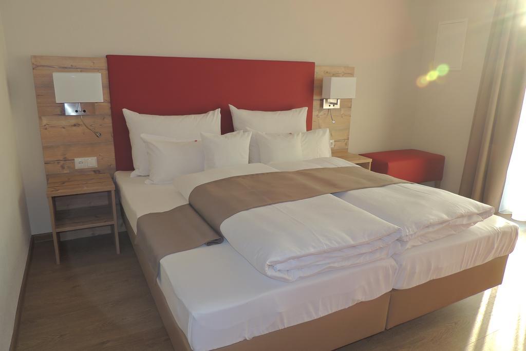 Hotel-Gasthof Neue Post Leutershausen  エクステリア 写真
