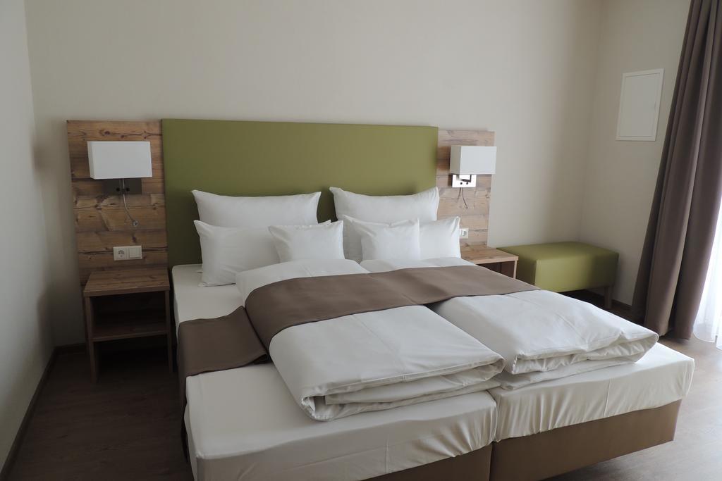 Hotel-Gasthof Neue Post Leutershausen  エクステリア 写真