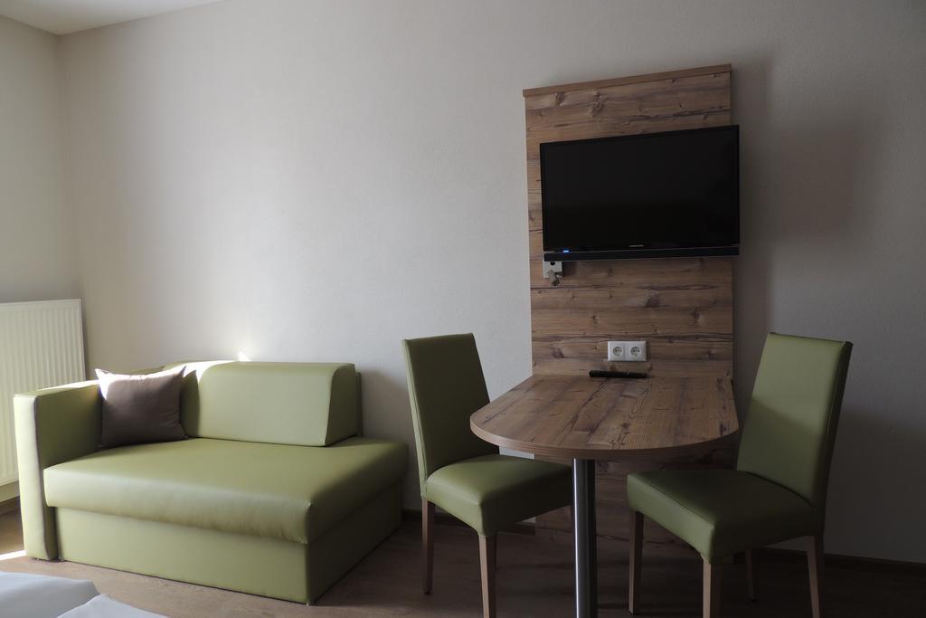 Hotel-Gasthof Neue Post Leutershausen  エクステリア 写真