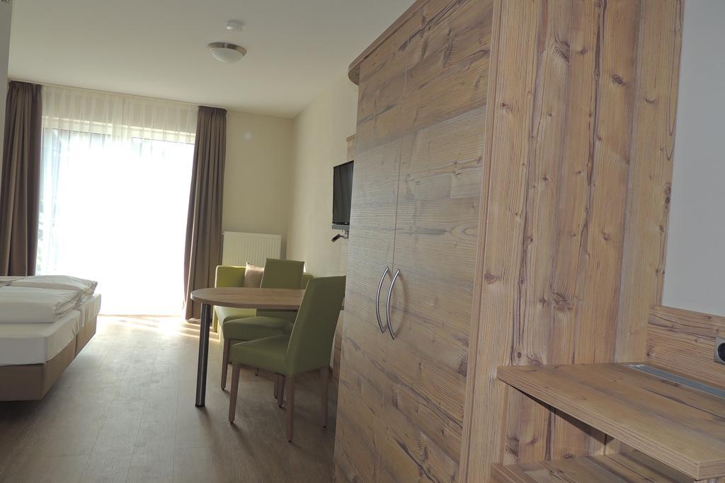 Hotel-Gasthof Neue Post Leutershausen  エクステリア 写真