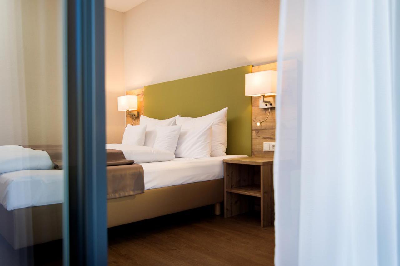 Hotel-Gasthof Neue Post Leutershausen  エクステリア 写真